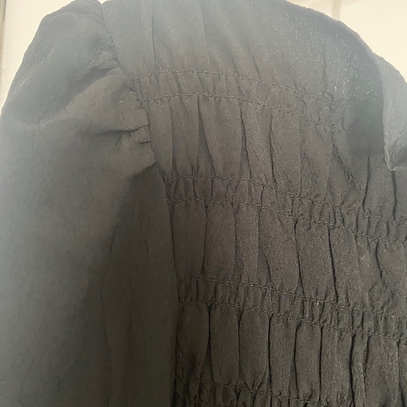 H&M Solid black top with cuff sleeve super Cute - Picture 5 of 5